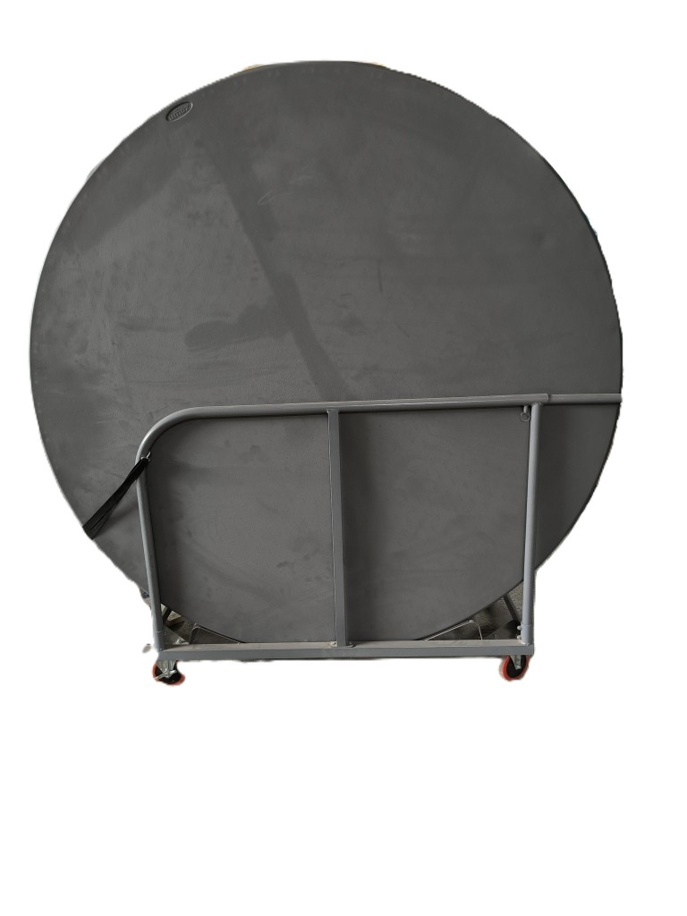 Table ronde sur chariot à roulettes.