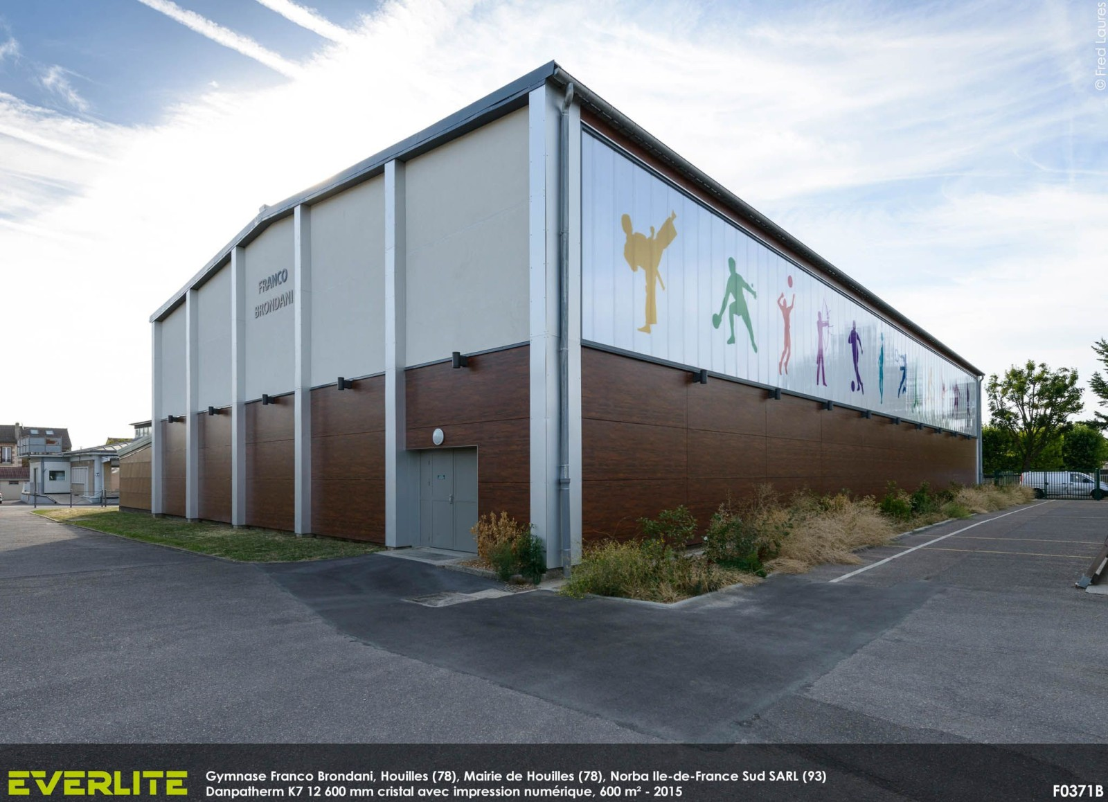 Bâtiment avec graphiques sportifs, portes et fenêtres.