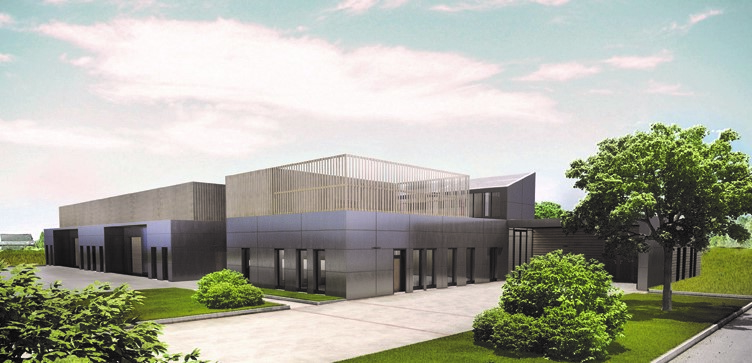 Bâtiment moderne avec façade en métal et verre, entouré d'arbres et de buissons.