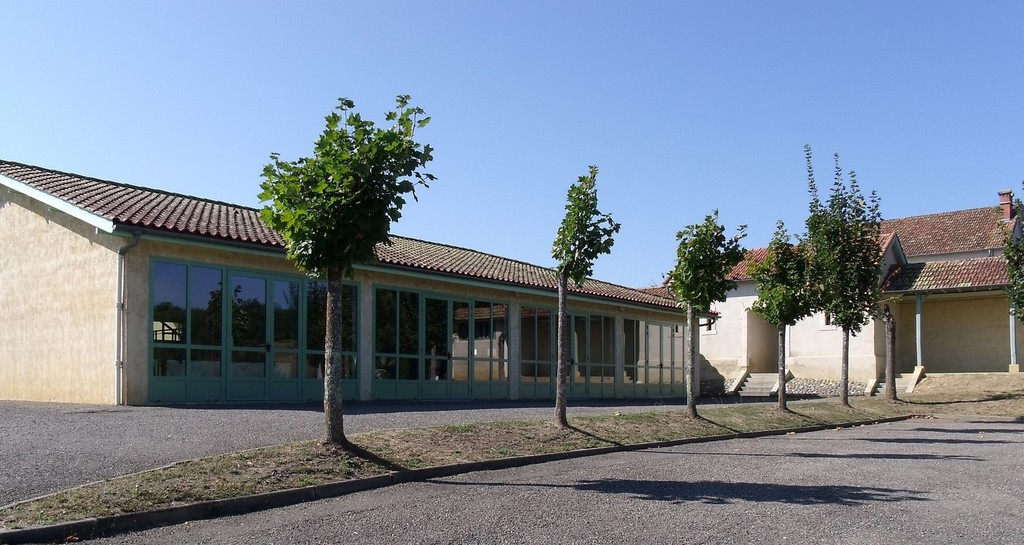 École avec arbres et parking.