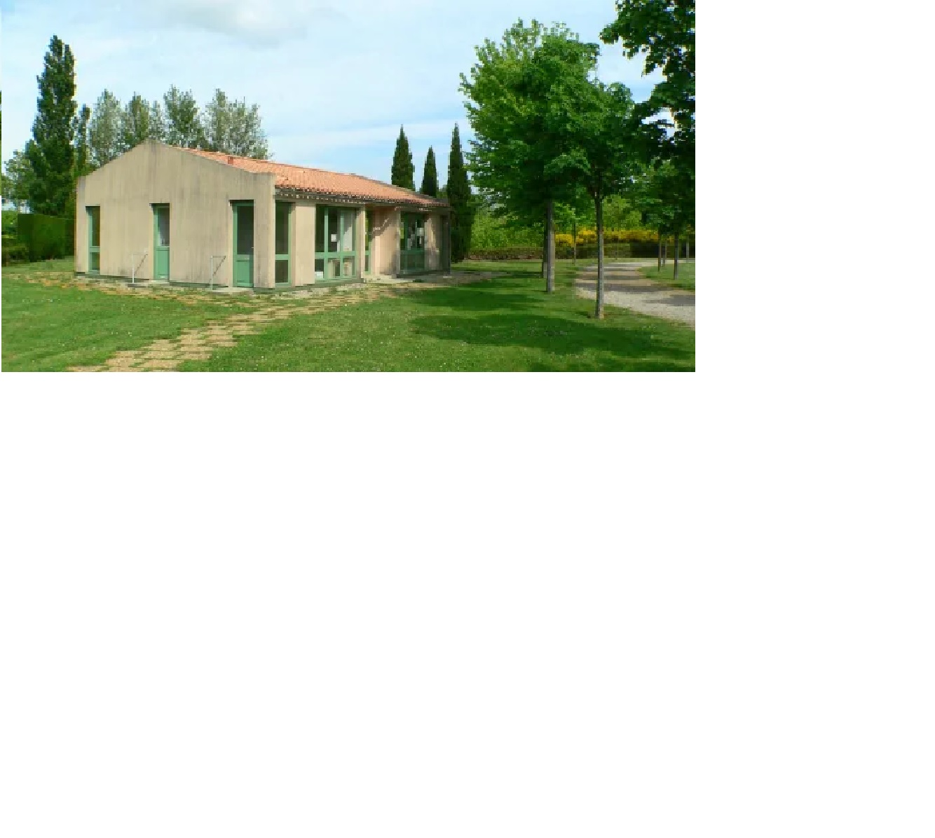 Maison avec jardin, arbres et allée.