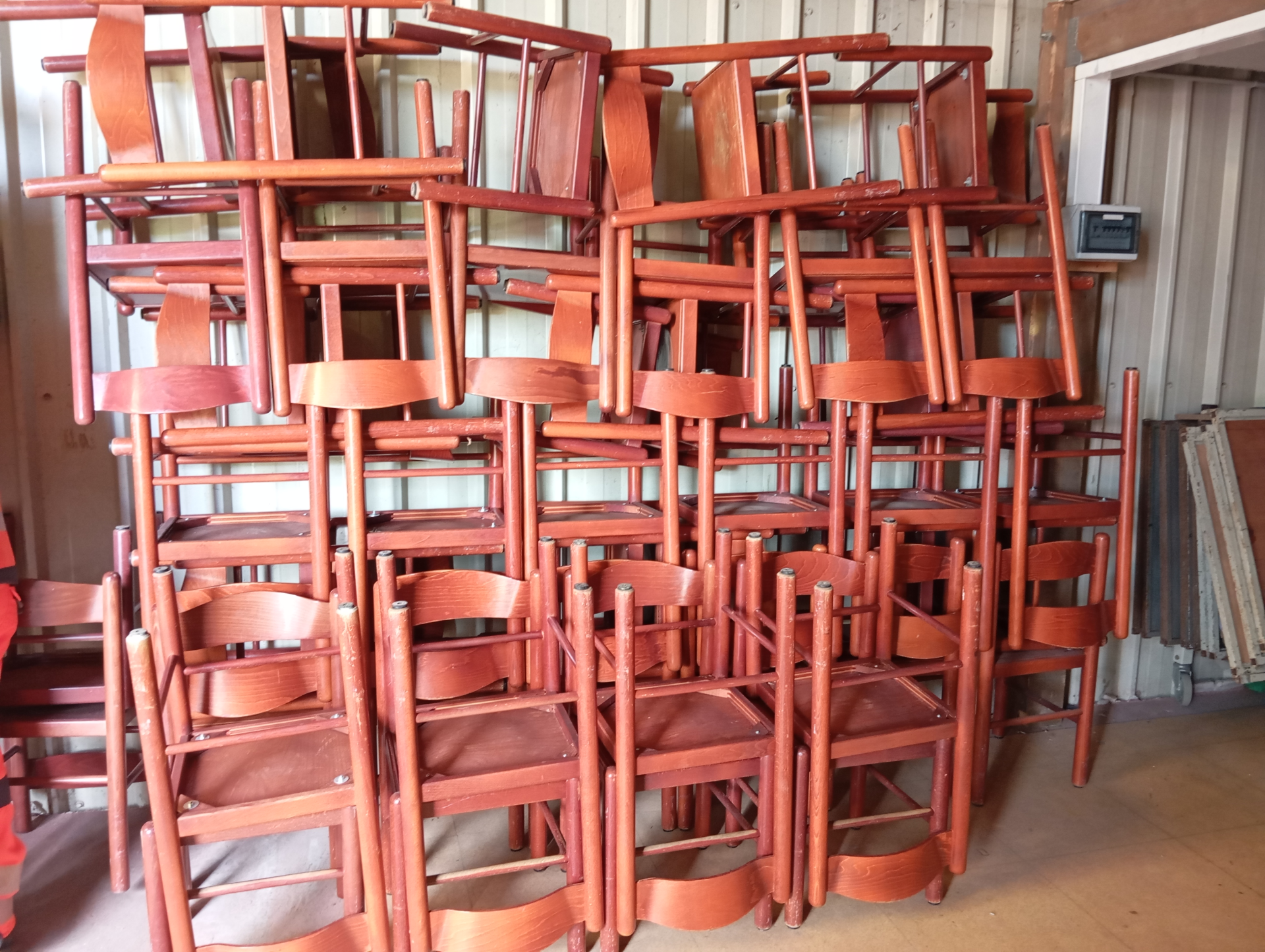 Pile de chaises en bois avec des coussins.