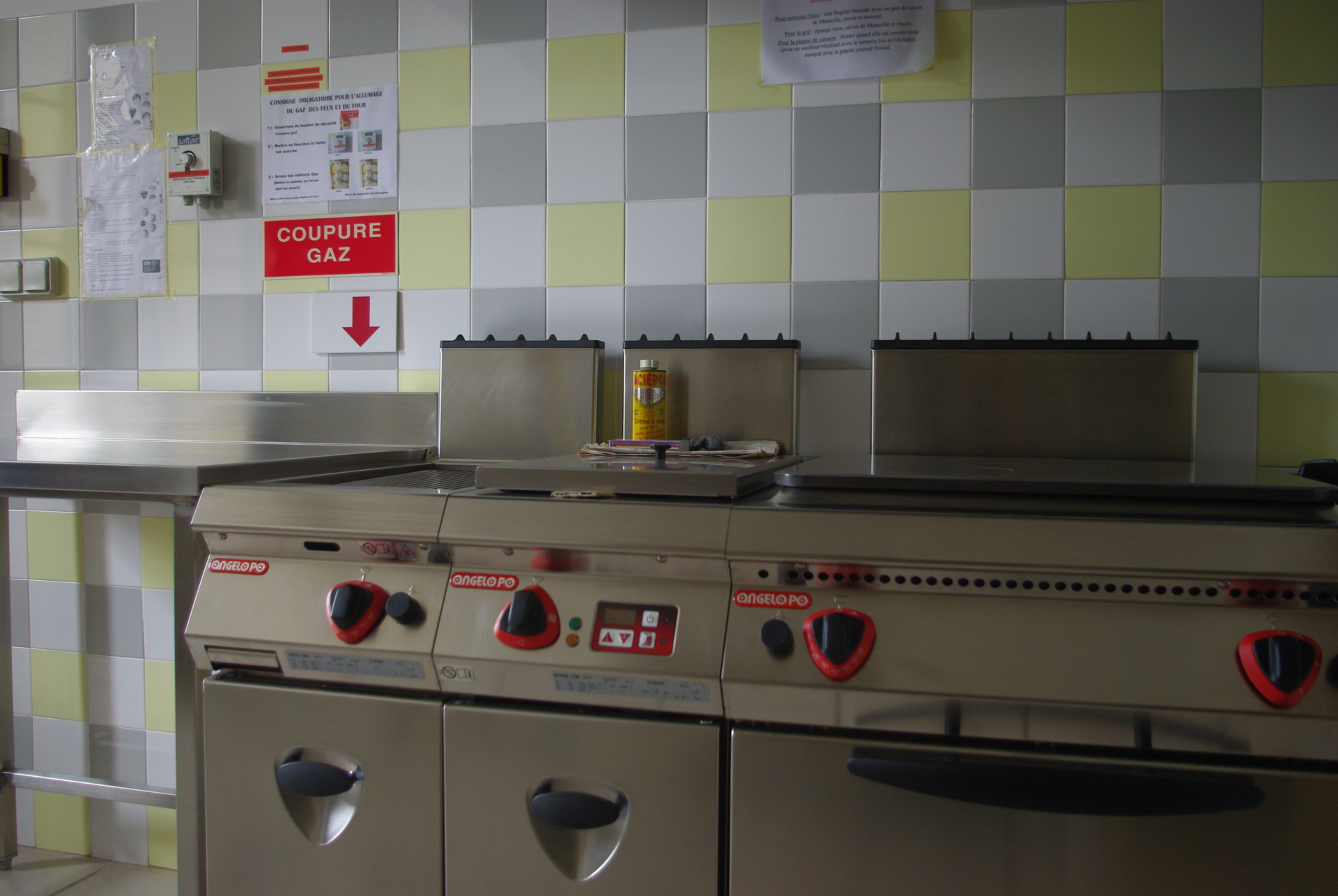 Cuisine avec plaques de cuisson, panneaux de commande, canette et panneau "Coupeure Gaz".