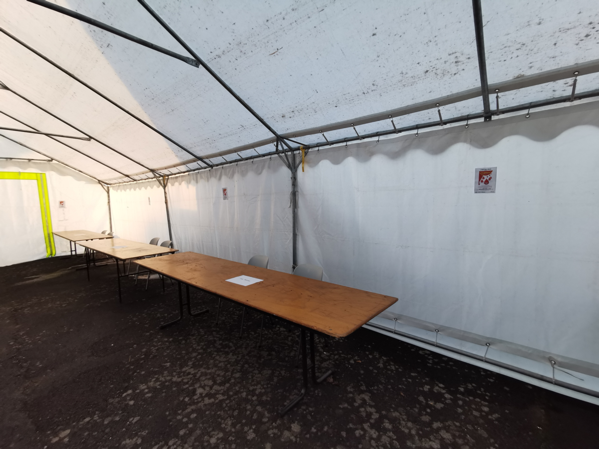 Tente avec tables et chaises.
