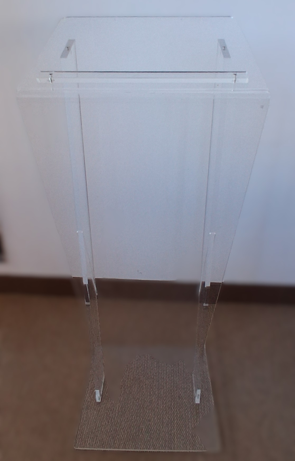 Vitrine transparente en verre avec base.