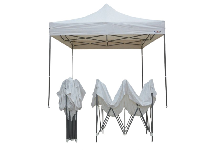 Tente blanche avec structure métallique, rideaux suspendus et barres de support.