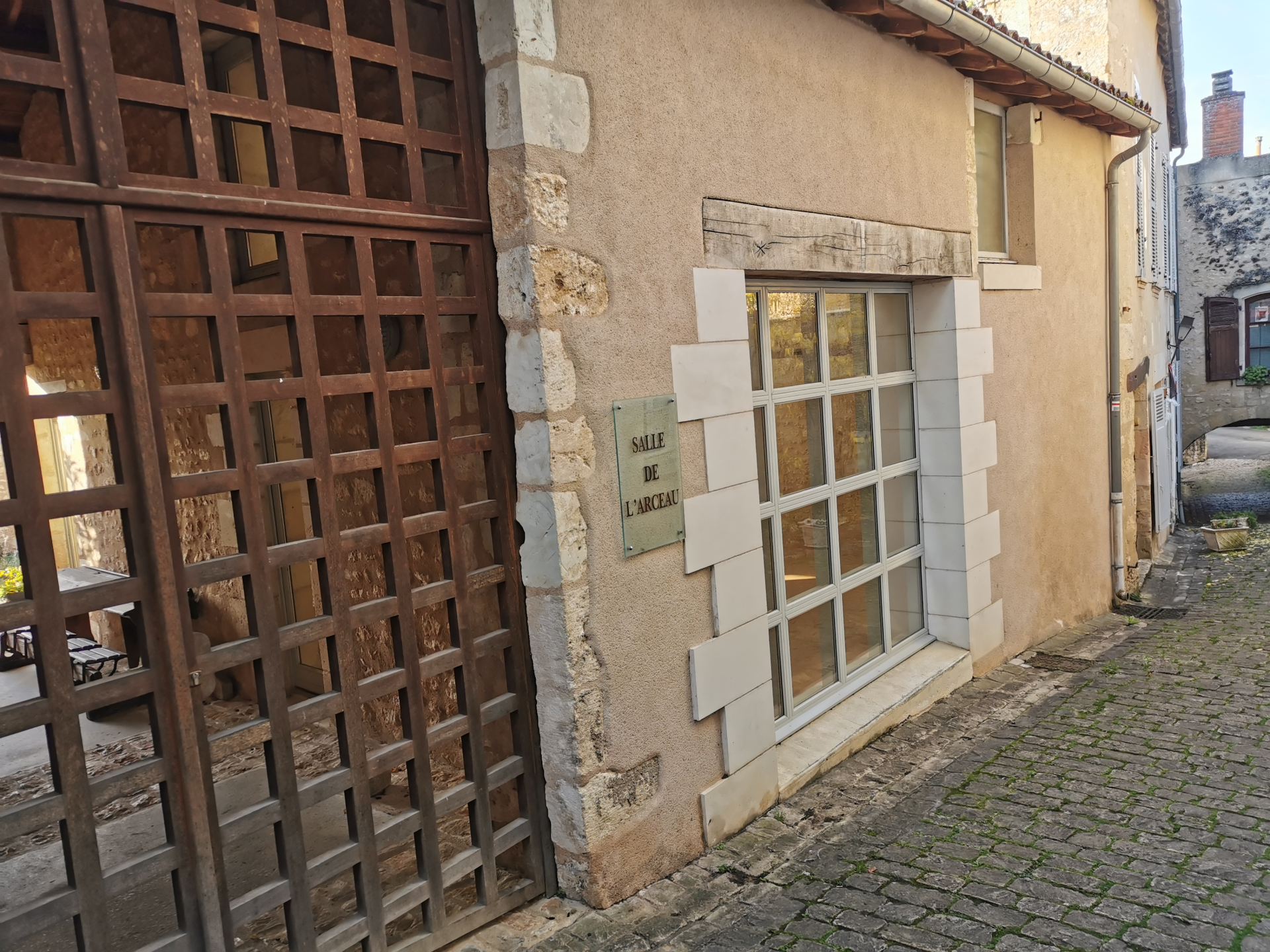 Maison avec porte en bois et fenêtre à petits carreaux.