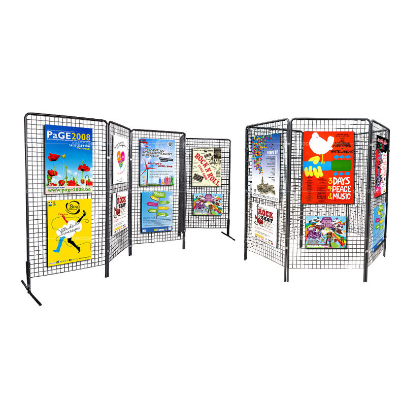 Panels d'affichage avec supports en métal et affiches colorées.