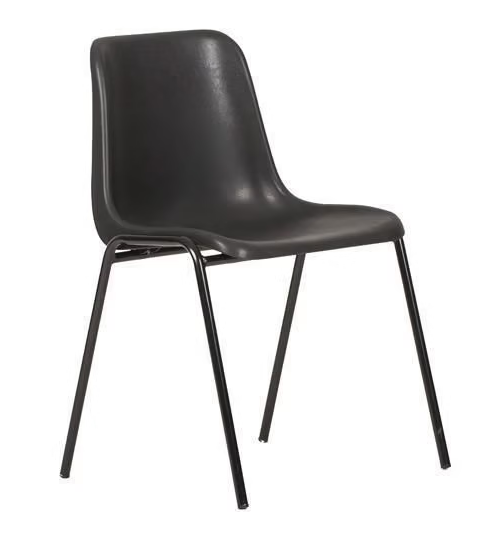 Chaise noire à quatre pieds métalliques.