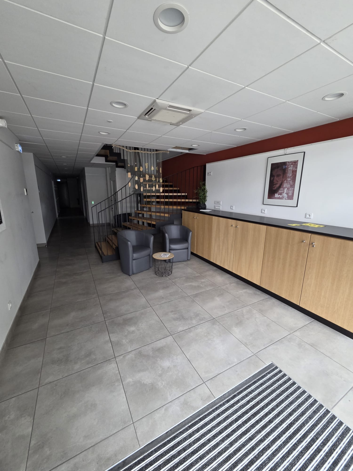 Salle avec meubles, chaises, table basse, et tableau.