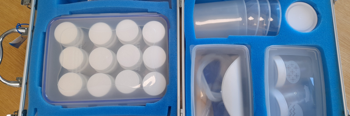 Coffret bleu avec compartiments, contenant des embouts d'écouteurs, un étui, des boîtiers et des accessoires.