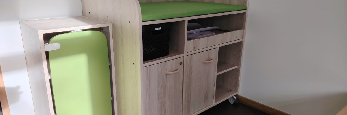 Meuble de rangement avec lit, tiroirs, étagères et roulettes.