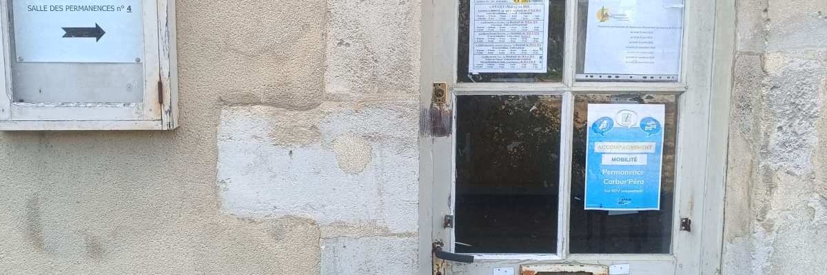 Porte blanche avec vitre, boîte aux lettres et affiches.