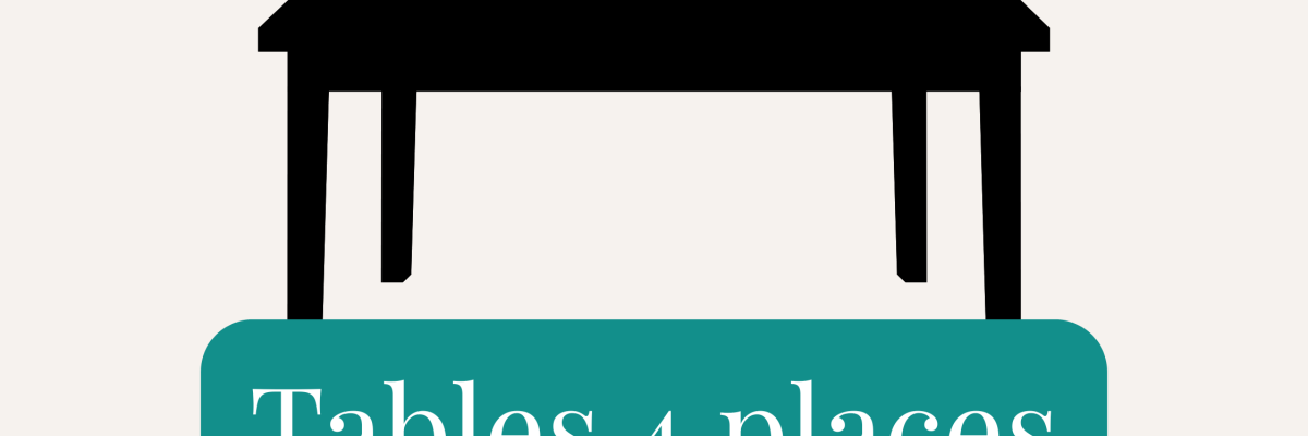 Table avec quatre places assises.