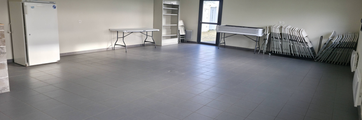 Pièce vide avec armoires, tables, chaises et étagères.