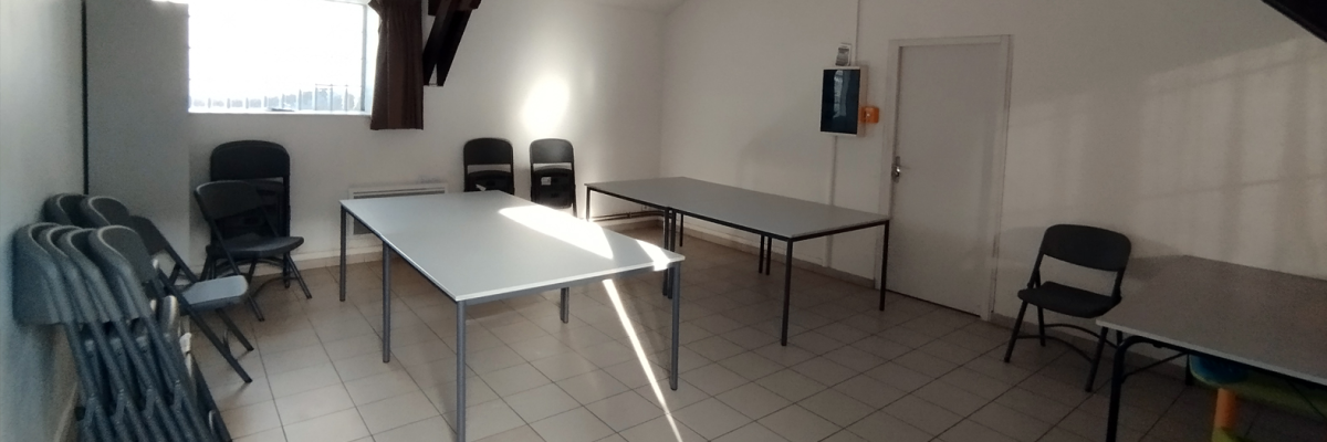 Pièce avec tables, chaises, placard, étagère, porte, fenêtre et escalier.