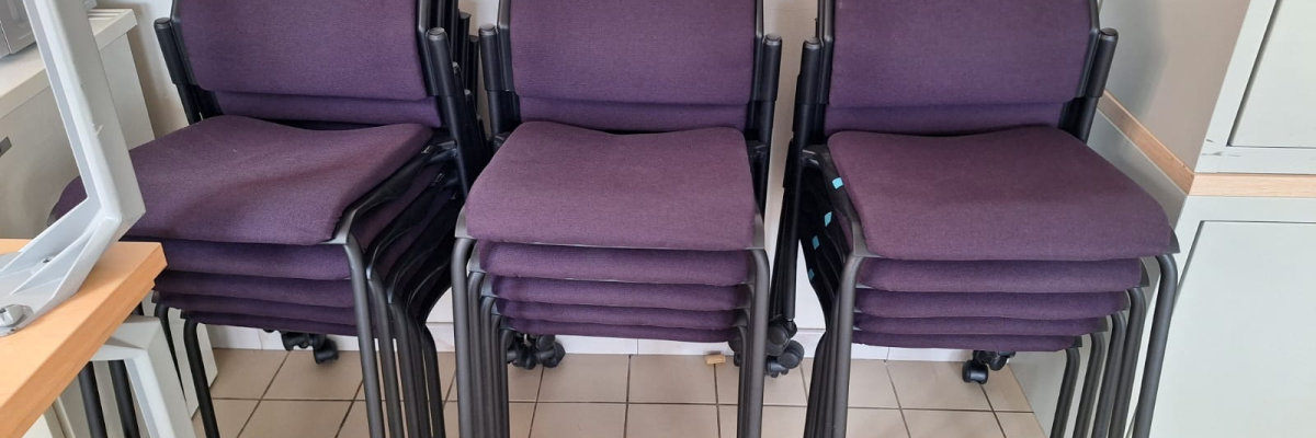 Chaises empilées avec roulettes.