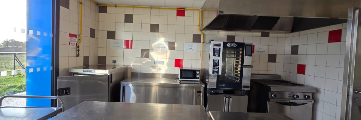 Cuisine équipée avec plans de travail, fours, hottes, plaques de cuisson et lave-vaisselle.