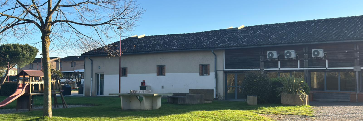 Bâtiment avec jardin.