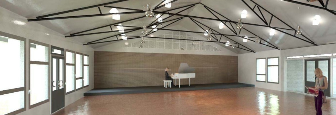 Salle spacieuse avec piano, chandeliers, fenêtres et portes.