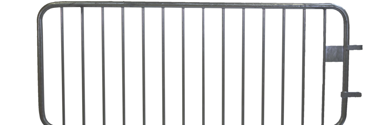Barrière métallique avec pieds et loquet.
