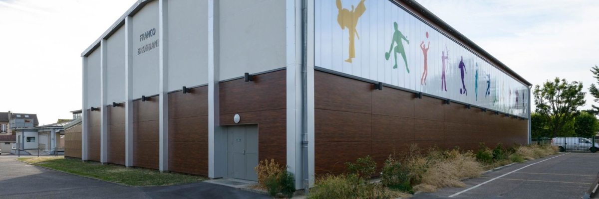 Bâtiment avec graphiques sportifs, portes et fenêtres.