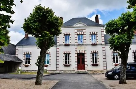 Maison à deux étages avec porte rouge, six fenêtres, deux arbres et une voiture.