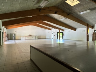 Salle avec plancher, comptoir, portes et fenêtres.