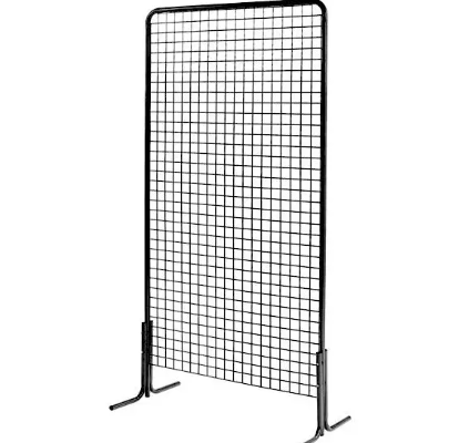 Écran de projection portable avec cadre métallique et surface quadrillée.