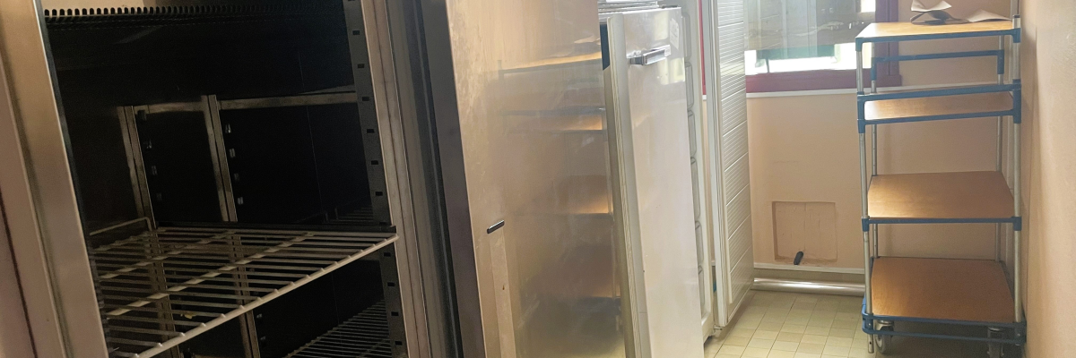 Chambre froide avec étagères, chariot.