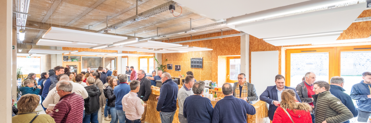 Atelier avec plan de travail, outils, personnes et éclairage.