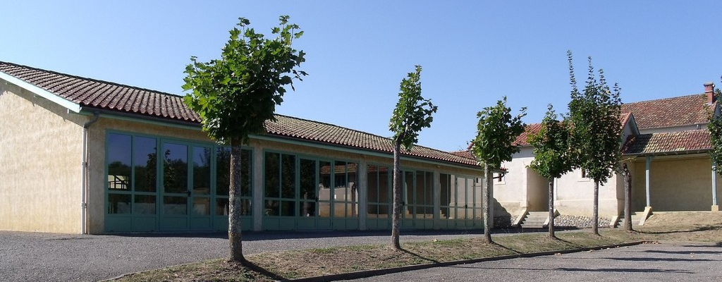École avec arbres et parking.