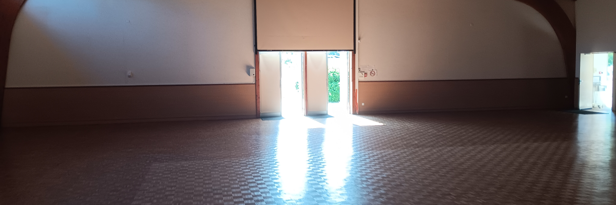 Salle vide avec sol en damier, portes et fenêtres.