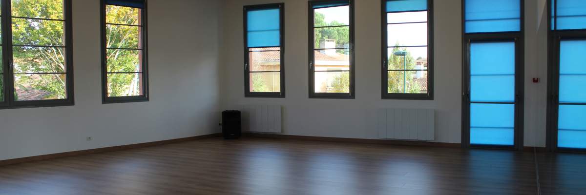 "Peuplier avec des fenêtres, des portes et un radiateur."