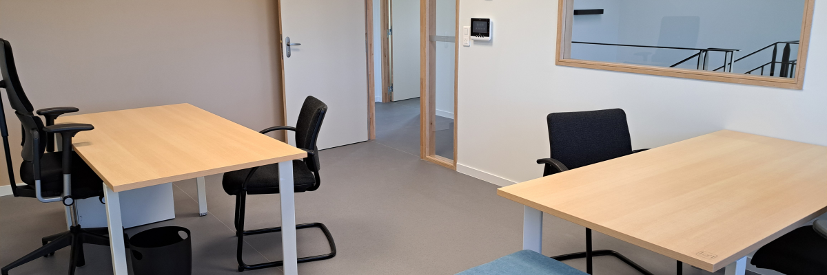 Bureau avec tables, chaises, poubelle et coussin. Porte et miroir.