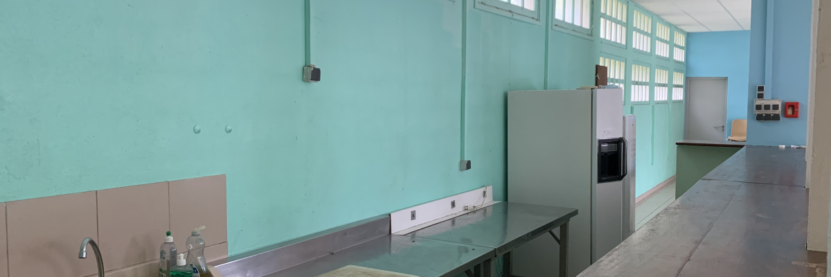 Laboratoire avec paillasse, évier, robinet, et matériel de laboratoire.