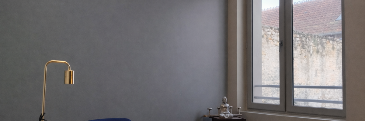 Bureau avec lampe, chaises, armoire, fenêtre.