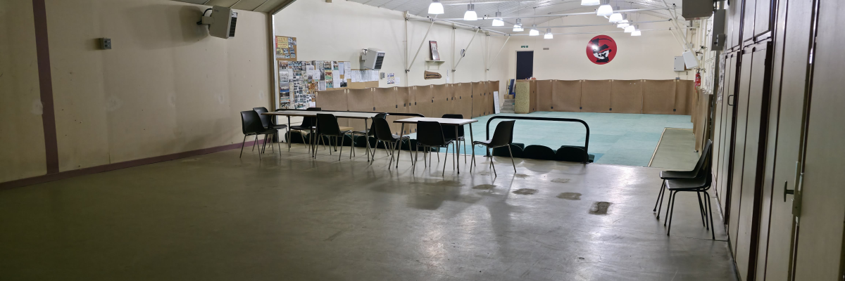 Salle avec tables, chaises, piscine intérieure et portes.
