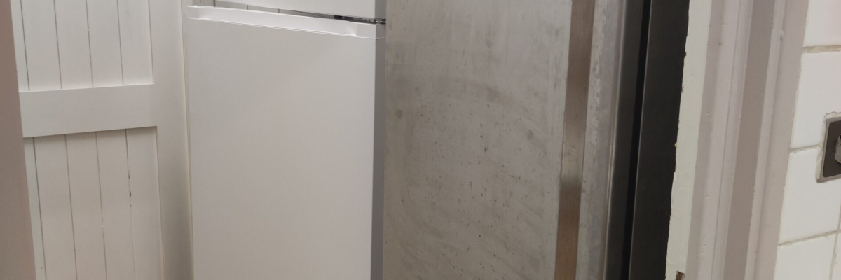 "Cuisine avec deux réfrigérateurs et congélateurs adjacents."