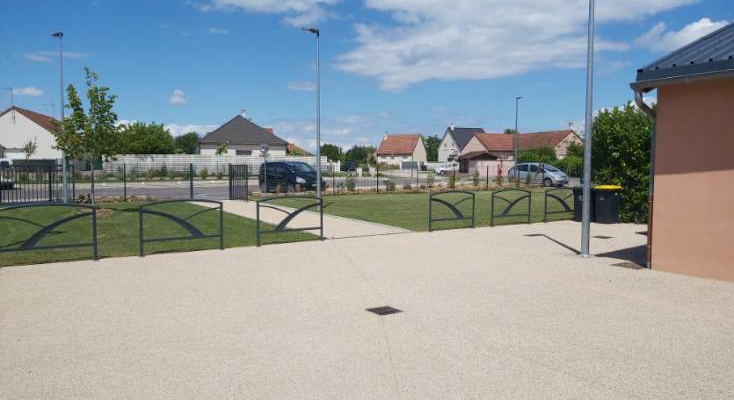 Quartier résidentiel avec maisons, route, voiture et mobilier urbain.