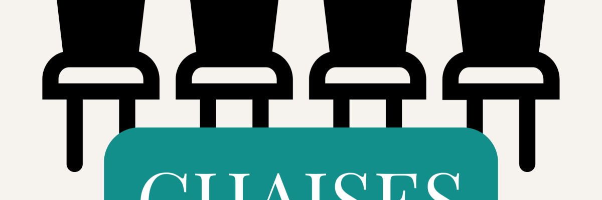 Quatre chaises alignées avec étiquette "CHAISES" en dessous.