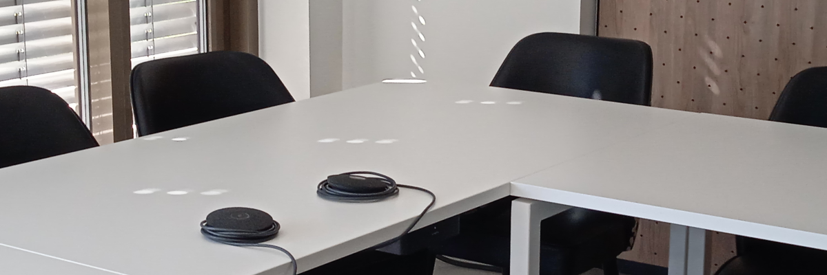 Souris sur table avec chaises.