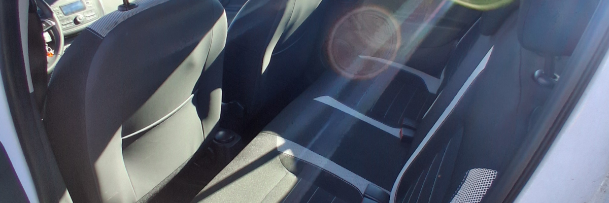 Siège auto, portière ouverte, rétroviseur, ceinture de sécurité.