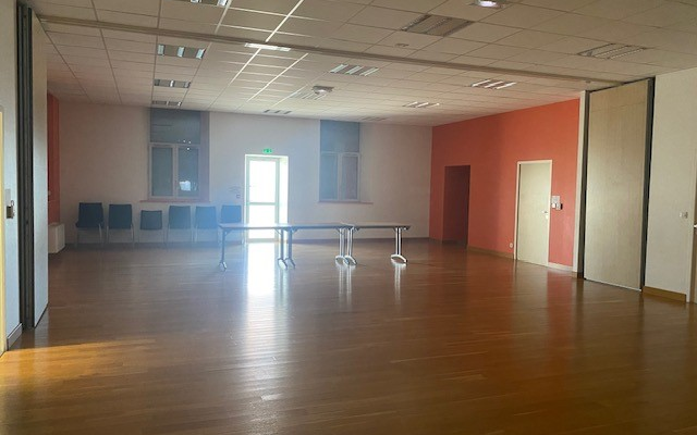 Pièces avec tables, chaises, fenêtres, porte et éclairage.