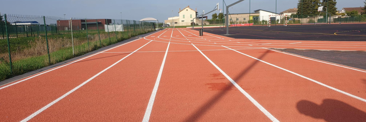Piste d'athlétisme avec panier de basket.