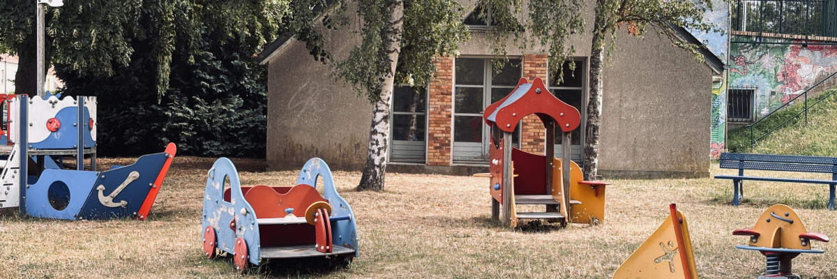 Aire de jeux avec toboggan, bateau, cabane et balançoire.