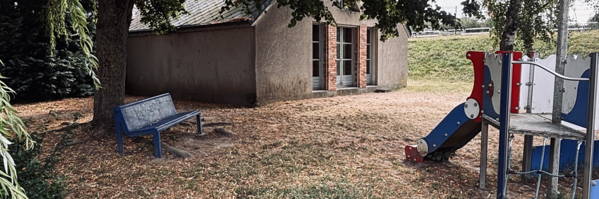 Jardin avec bancs, chaises, table et cabane.