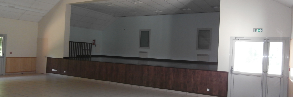 Grand espace vide avec porte et comptoir. Sol carrelé.