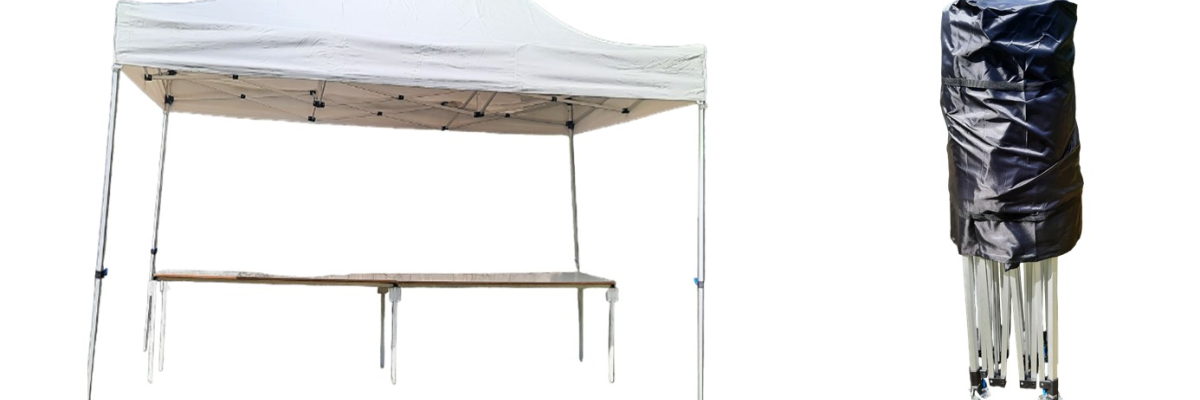 Tente blanche avec table et bâche noire.