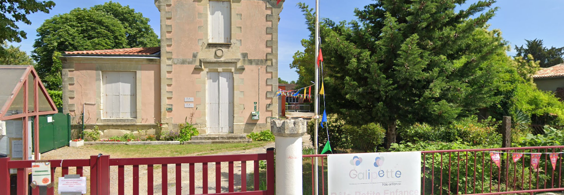Maison avec porte et fenêtre. Porte en fer rouge, muret. Panneau "Gaillotte". Arbres, drapeau.
